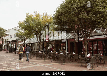 Burlington, Vermont - Settembre 29th, 2019: Commerciale Negozi e ristoranti lungo la strada pedonale per lo shopping mall Church Street Marketplace. Foto Stock