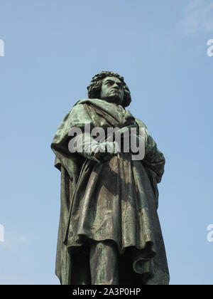 Beethoven Denkmal (svelata 1845) statua in bronzo a Bonn, Germania Foto Stock