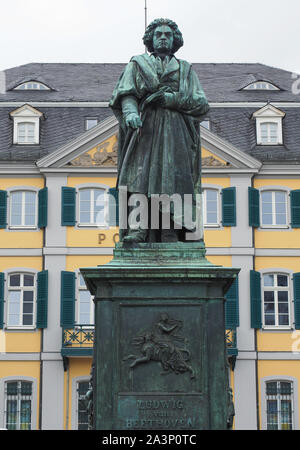 Beethoven Denkmal (svelata 1845) statua in bronzo a Bonn, Germania Foto Stock