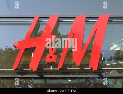 DUEREN, Germania - circa agosto 2019: H&M segno Foto Stock