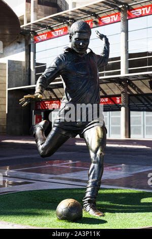 Ottobre 6th, 2019, Lisbona, Portogallo - La statua di Eusebio da Silva Ferreira fuori dallo stadio dello Sport Lisboa e Benfica, considerato da molti come o Foto Stock