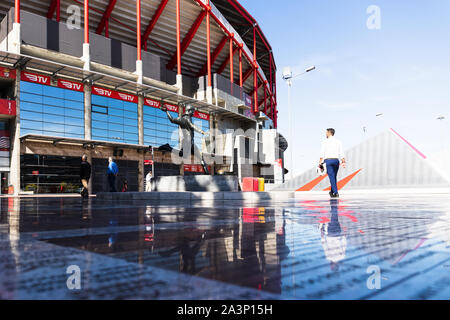 Ottobre 6th, 2019, Lisbona, Portogallo - La statua di Eusebio da Silva Ferreira fuori dallo stadio dello Sport Lisboa e Benfica, considerato da molti come o Foto Stock