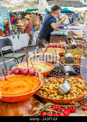 Fornitore di oliva vendere mercanzia al mercato in Provenza. Foto Stock