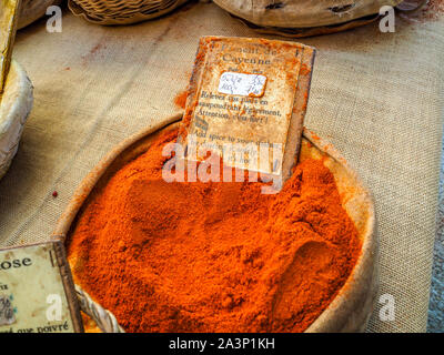 Spezie colorate per la vendita in mercati di Provenza. Foto Stock