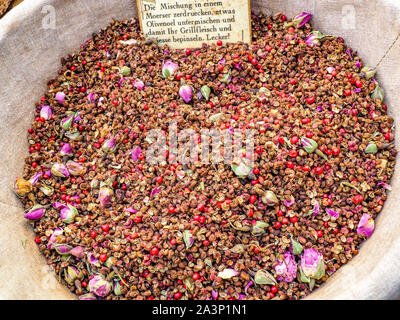 Spezie colorate per la vendita in mercati di Provenza. Foto Stock