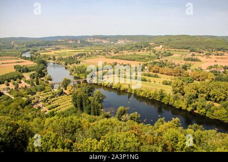 Vista sulla valle della Dordogna da Domme nel dipartimento di Dordogna in Aquitaine, Francia Foto Stock