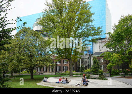 Grange Park torna di Ontario Galleria d'arte con design di Gehry scalinata e observstory e il Grange Manor a Toronto, Ontario, Canada Foto Stock
