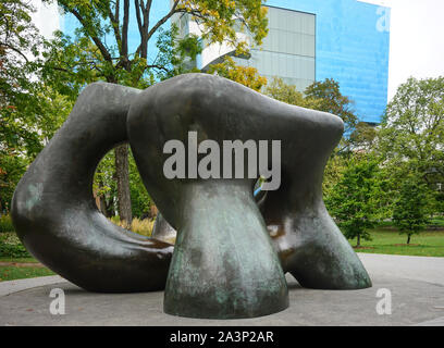 Henry Moore scultore ' due grandi forme" nella Grange Park della Galleria d'Arte di Ontario a Toronto, Ontario, Canada Foto Stock
