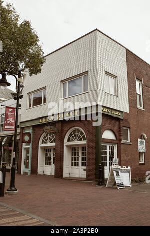 Burlington, Vermont - Settembre 29th, 2019: Commerciale Negozi e ristoranti lungo la strada pedonale per lo shopping mall Church Street Marketplace. Foto Stock