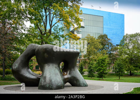 Henry Moore scultore ' due grandi forme" nella Grange Park della Galleria d'Arte di Ontario a Toronto, Ontario, Canada Foto Stock