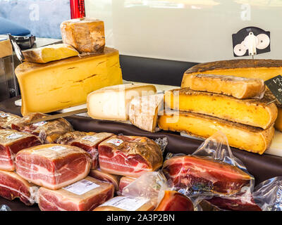 Salumi e formaggi in vendita su prodotti freschi di mercato in Provenza. Foto Stock