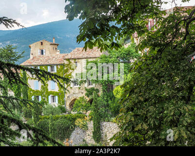 Paese francese casa in Provenza con persiane blu. Foto Stock