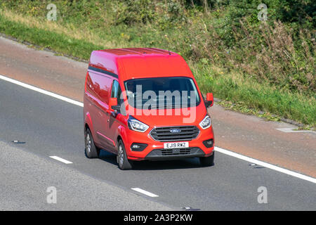 2019 RED Ford Transit Custom 300 limitato; Regno Unito il traffico veicolare, trasporti, moderno, carrozze salone, sud-legato sulla corsia di 3 M6 motorway autostrada. Foto Stock