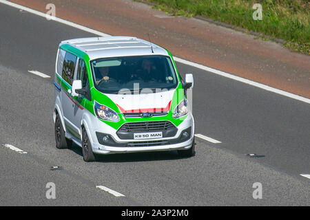 2019 FORD VAN, Regno Unito traffico veicolare, trasporto, veicoli moderni e personalizzati, in direzione sud sull'autostrada M6 a 3 corsie. Foto Stock