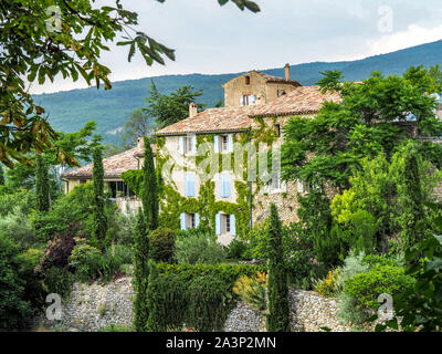 Paese francese casa in Provenza con persiane blu. Foto Stock