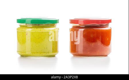 Salse in barattolo. Guacamole e pomodoro dip isolati su sfondo bianco. Foto Stock