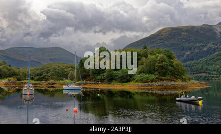 Eseguire il polling di un Dunain (Bishop's Bay) e Eilean na h-Iuraiche con Glen Coe dietro, visto dal lato nord del Loch Leven, Highland, Scotland, Regno Unito Foto Stock