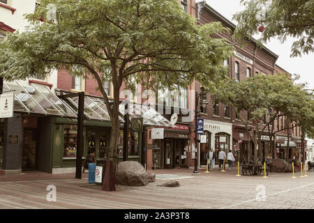 Burlington, Vermont - Settembre 29th, 2019: Commerciale Negozi e ristoranti lungo la strada pedonale per lo shopping mall Church Street Marketplace. Foto Stock