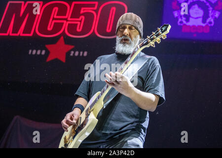 Brighton, Regno Unito. 8 Ott 2019, Kim Thayil A. è un musicista americano meglio conosciuto come chitarrista di Seattle-basato rock band Soundgarden eseguendo con MC50 sporting Alice Cooper al Centro di Brighton Jason Richardson/Alamy Live News Foto Stock