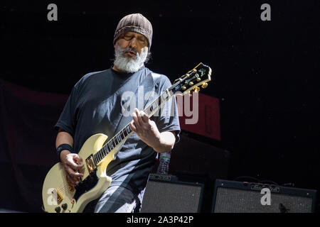 Brighton, Regno Unito. 8 Ott 2019, Kim Thayil A. è un musicista americano meglio conosciuto come chitarrista di Seattle-basato rock band Soundgarden eseguendo con MC50 sporting Alice Cooper al Centro di Brighton Jason Richardson/Alamy Live News Foto Stock