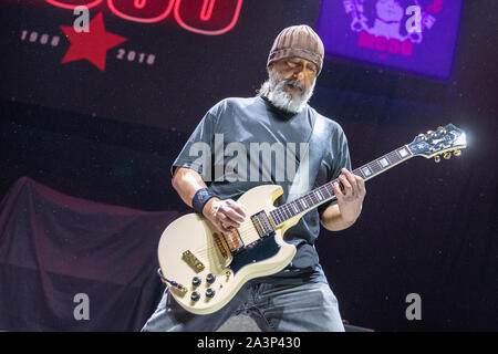 Brighton, Regno Unito. 8 Ott 2019, Kim Thayil A. è un musicista americano meglio conosciuto come chitarrista di Seattle-basato rock band Soundgarden eseguendo con MC50 sporting Alice Cooper al Centro di Brighton Jason Richardson/Alamy Live News Foto Stock