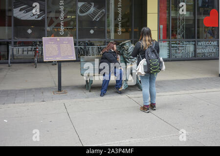 Bronce Statua di Glenn Gould vicino la CBC inToronto Studio City e il centro cittadino di Ontario, Canada, America del Nord Foto Stock