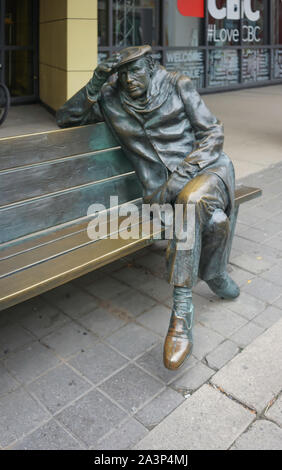 Bronce Statua di Glenn Gould vicino la CBC inToronto Studio City e il centro cittadino di Ontario, Canada, America del Nord Foto Stock