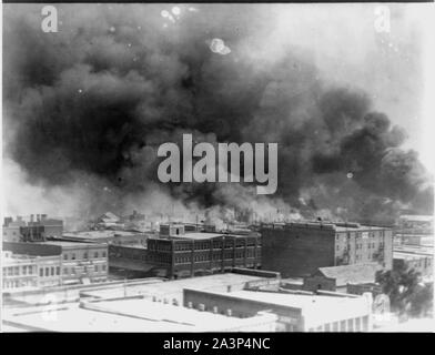 Fumo billowing over Tulsa, Oklahoma durante 1921 tumulti di gara Foto Stock