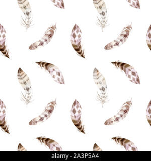 Disegnato a mano dipinti ad acquerello vibrante feather seamless pattern. Stile Boho ali. illustrazione isolato su bianco. Bird fly design per T-shirt, invit Foto Stock