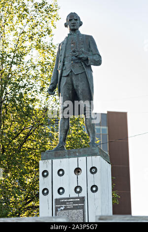 Statua del capitano James Cook a risoluzione Park nel centro cittadino di Anchorage in Alaska,. Il cuoco è stato esploratore britannico, navigator, cartografo, e capitano della Royal Navy accreditato con identificazione di ciò che è venuto a essere conosciuta come Cook Inlet in Alaska. Foto Stock