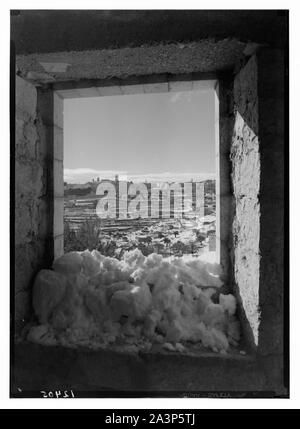 Scene di neve. Betlemme che mostra la chiesa della Natività per montaggio passante[ough] apri finestra Foto Stock