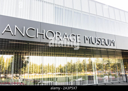 Ingresso al Museo di ancoraggio nel centro cittadino di Anchorage in Alaska,. Il museo è il più grande in Alaska e funzionalità tecnica da culture indigene e una varietà di artisti di Alaska e il mondo. Foto Stock