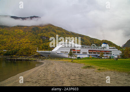 La nave di crociera Columbus agganciato in Flam, Norvegia Foto Stock