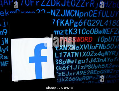 India. 9 Ott, 2019. In questa foto illustrazione il più popolare social networking application logo di Facebook si vede visualizzato su uno smartphone. Credito: Avishek Das/SOPA Immagini/ZUMA filo/Alamy Live News Foto Stock