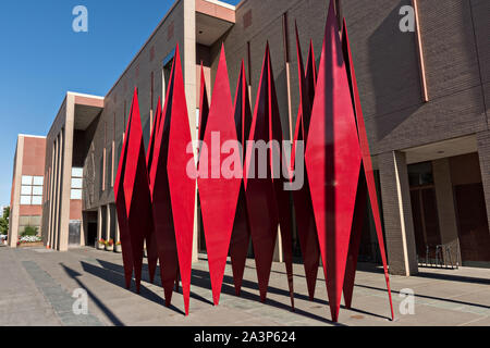 Scultura geometrica da Robert Pfitzenmeier nel giardino di sculture presso il Museo di ancoraggio nel centro cittadino di Anchorage in Alaska,. Foto Stock