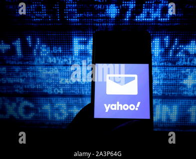 India. 9 Ott, 2019. In questa illustrazione della foto di un popolare applicazione di posta Yahoo mail visto il logo visualizzato su uno smartphone. Credito: Avishek Das/SOPA Immagini/ZUMA filo/Alamy Live News Foto Stock