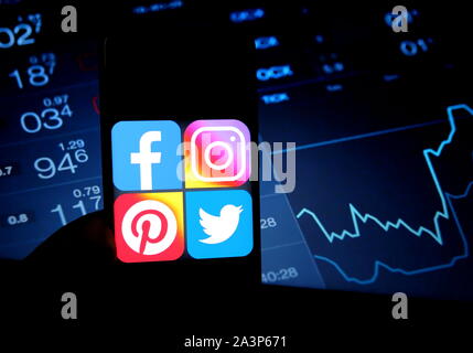 India. 9 Ott, 2019. In questa illustrazione della foto online di social media logo sono esposti su uno smartphone. Credito: Avishek Das/SOPA Immagini/ZUMA filo/Alamy Live News Foto Stock