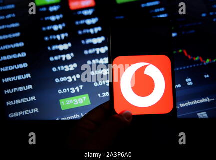 India. 9 Ott, 2019. In questa illustrazione della foto di un popolare Telecom company logo Vodafone si vede visualizzato su uno smartphone. Credito: Avishek Das/SOPA Immagini/ZUMA filo/Alamy Live News Foto Stock