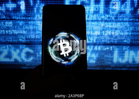 India. 9 Ott, 2019. In questa illustrazione della foto di un popolare cryptocurrency Bitcoin visto il logo visualizzato su uno smartphone. Credito: Avishek Das/SOPA Immagini/ZUMA filo/Alamy Live News Foto Stock