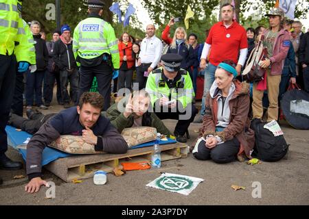 Londra, Regno Unito. 9 Ott, 2019. La polizia attenzione estinzione della ribellione manifestanti a Londra il 09 ottobre 2019 a Londra, Inghilterra. Manifestanti piano per il blocco del governo di Londra quartiere per un periodo di due settimane, come parte dell' International Rebellion' luogo in oltre 60 città in tutto il mondo, chiedendo un'azione decisiva e immediata da parte dei governi di fronte il clima e l'emergenza ecologica. Foto di Alan Stanford. Credito: prime immagini multimediali/Alamy Live News Foto Stock