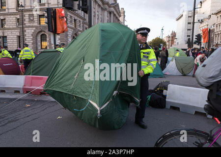 La piazza del Parlamento, Londra, Regno Unito. 9 Ott 2019. La polizia tenta di cancellare i manifestanti dalla piazza del Parlamento, cogliendo le tende e oggetti personali. Ulteriori arresti sono anche fatti. Penelope Barritt/Alamy Live News Foto Stock