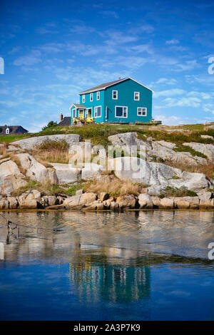 Edifici colorati punteggiano il paesaggio nella storica Peggy's Cove, Nuova Scozia, Canada Foto Stock