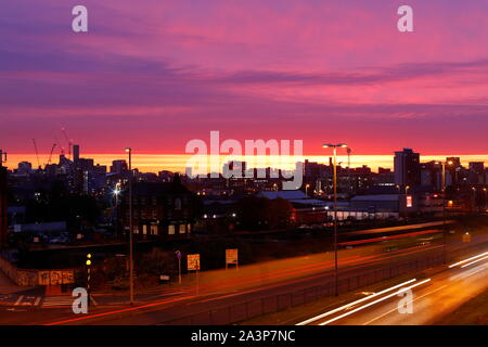 Una rosa sunrise attraverso Leeds da Armley. Foto Stock