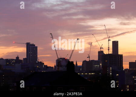 Sunrise oltre lo skyline di Leeds Foto Stock