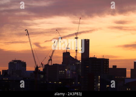 Sunrise oltre lo skyline di Leeds Foto Stock