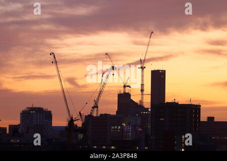 Sunrise oltre lo skyline di Leeds Foto Stock