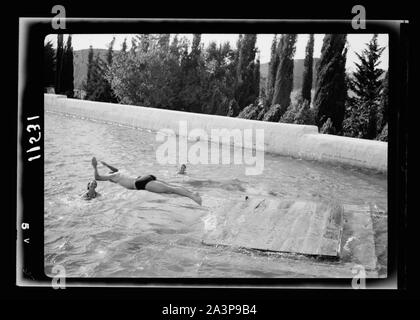 Salomone piscine diventa un picnic & resort di nuoto. Un tuffo dalla zattera di legno Foto Stock