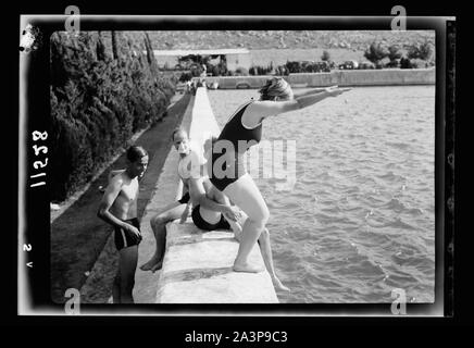 Salomone piscine diventa un picnic & resort di nuoto. Facendo un tuffo in acque profonde della piscina superiore Foto Stock