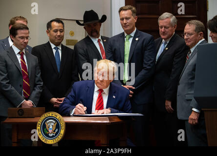 Washington, Stati Uniti. 09oct, 2019. Presidente Donald Trump segni degli ordini esecutivi in materia di trasparenza nella guida federale e l'applicazione alla Casa Bianca di Washington il Mercoledì, Ottobre 9, 2019. Foto di Kevin Dietsch/UPI Credito: UPI/Alamy Live News Foto Stock