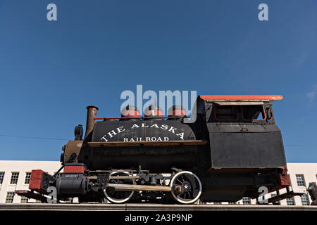 Un vecchio del carbone vapore motore visualizzata all'esterno dell'Alaska Railroad Depot nel centro cittadino di Anchorage in Alaska,. Le moderne in stile stazione ferroviaria è stato costruito nel 1942 ed è il punto di partenza della stella di Denali treno di lusso. Foto Stock